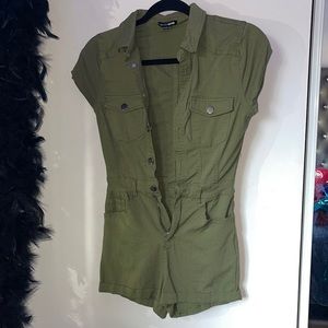 Super cute army green shorts fit